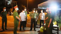 Đội nắng, dầm mưa chống dịch COVID-19