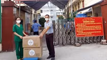 Trắng đêm nấu cháo tiếp sức các y, bác sĩ tuyến đầu chống dịch