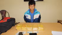 Mang 10 bánh heroin đi bán thì bị bắt