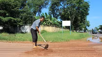 Người thầm lặng dọn rác, sỏi trên đường