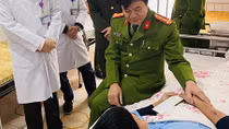 Thăm hỏi, động viên cán bộ bị thương khi bắt tội phạm ma túy