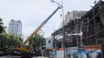 Sập giàn giáo, 2 nữ công nhân bị vùi lấp