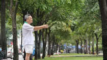Bí quyết tăng cường sức khỏe của người cao tuổi trong mùa dịch
