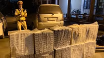 Chặn bắt ô tô vận chuyển gần 5.000 bao thuốc lá lậu trên cao tốc