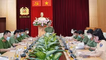 Lan tỏa hình ảnh người Công an tận tụy giúp dân phòng chống dịch COVID-19