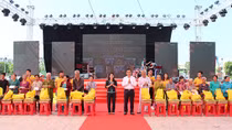 Tặng 300 phần quà cho người nghèo và học sinh vượt khó, học giỏi