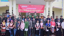 Trao quà Tết sớm, trao gửi yêu thương