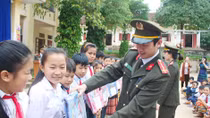 Công an vùng cao đưa sách, báo đến tận tay học sinh