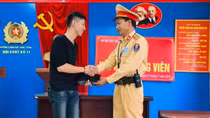 CSGT trao trả tài sản cho người dân