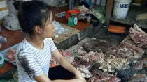 Xem xét xử lý hình sự vụ đổ dầu luyn vào quầy thịt lợn giá rẻ