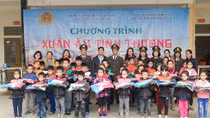 Công an Nghệ An tặng quà Tết cho các em học sinh miền núi