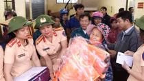 Nữ cảnh sát giao thông sẻ chia với bà con vùng lũ