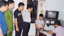 Dọa gửi clip vợ vào nhà nghỉ với người lạ cho chồng để tống tiền