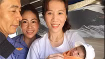 Nhân viên đường sắt giúp bà bầu sinh con trên tàu