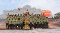 Báo công tại Khu di tích lịch sử lưu niệm Sáu điều Bác Hồ dạy CAND