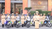 Duyên dáng và trang nghiêm nữ Cảnh sát giao thông dẫn đoàn