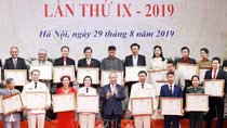 Danh hiệu nghệ sĩ: Sao cho "y phục xứng kỳ đức"