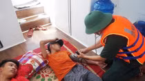 Cứu sống 4 ngư dân gặp nạn trên biển