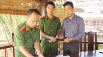 Chiến sĩ Công an Đắk Nông nhặt được của rơi trả người bị mất