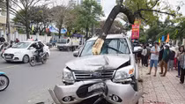 Đứng chờ xe buýt, hai mẹ con bị ô tô leo lề tông trúng
