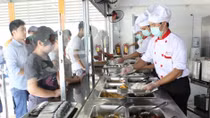 Rớt nước mắt với bữa cơm công nhân