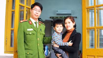 Công an huyện Vân Đồn trao cháu bé bị lạc cho gia đình