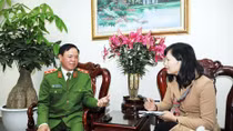 Phải có bản lĩnh chống lại những “viên đạn bọc đường”