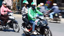 Cuộc chiến giữa xe ôm công nghệ và xe ôm truyền thống