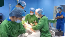 Người dân mắc bệnh chi dưới được giáo sư nước ngoài khám, phẫu thuật miễn phí
