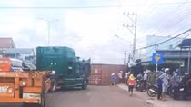 Thùng container rơi xuống đường đè 2 vợ chồng trẻ chết thảm 