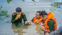 Cán bộ chiến sĩ CAND ngâm mình trong nước lũ cứu đê