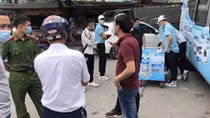 Công an mời nhóm phát nước ngọt miễn phí về làm việc