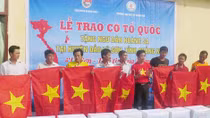 Hàng nghìn lá cờ Tổ quốc từ đất liền gửi tặng Trường Sa