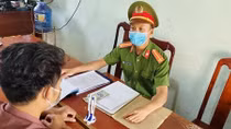 Bơi qua suối để né chốt phòng, chống dịch đi bán rẫy