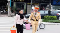 Từng bước thực hiện chuẩn mực văn hóa công vụ