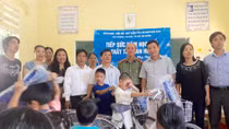 Đến với học sinh vùng cao nhân dịp khai giảng năm học mới