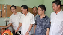 Thiếu tướng Nguyễn Quang Chữ thăm, động viên CSGT bị thương
