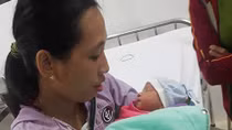 Một bé trai bị bỏ rơi tại cống chui