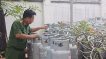 Cơ sở sang chiết gas trong bãi đậu xe 