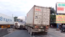 Container va vào dải phân cách, quốc lộ 1A bị ùn ứ kéo dài