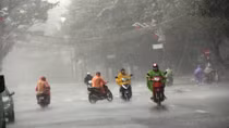 Lực lượng Công an ứng phó với mưa lớn tại các tỉnh Trung Bộ
