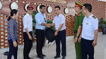 Trả lại tài sản du khách nước ngoài bỏ quên trên tàu 