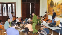 Tạm giữ 15 đối tượng tụ tập xóc bầu cua, thu giữ hơn 100 triệu đồng