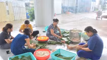 Người dân Sóc Trăng gói bánh, góp quần áo ủng hộ đồng bào miền Trung