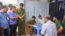 Người đàn ông chết bất thường trên cổ có quấn dây lưng 