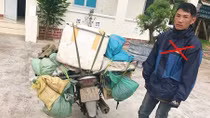 Lợi dụng bán hàng rong để buôn bán hàng cấm