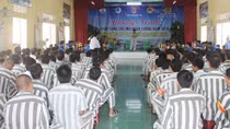 Mở lớp xóa mù cho phạm nhân