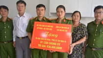 Học viện CSND và CA tỉnh Nghệ An tặng quà cho CBCS có hoàn cảnh khó khăn