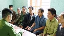 Giết bò của người cùng bản lấy thịt ăn, 8 người đàn ông bị bắt