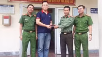 Trung úy Công an trả lại ví tiền cho người đánh rơi